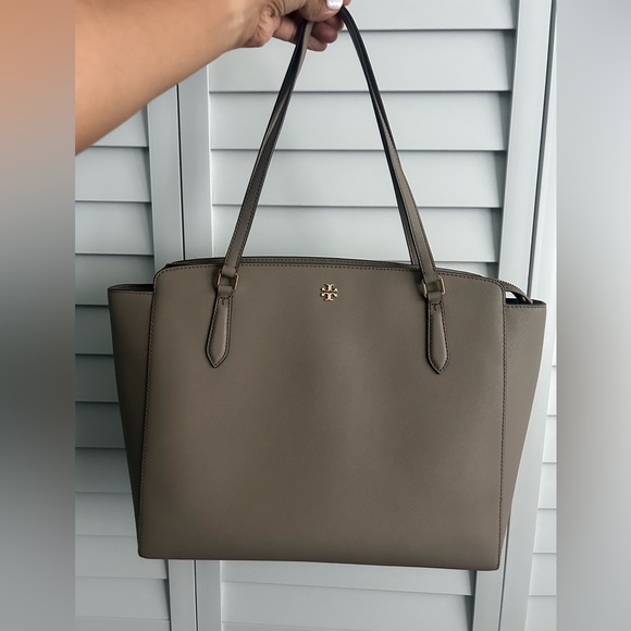Tory Burch | Emerson large zip top tote in French gray - Picture 14 of 16